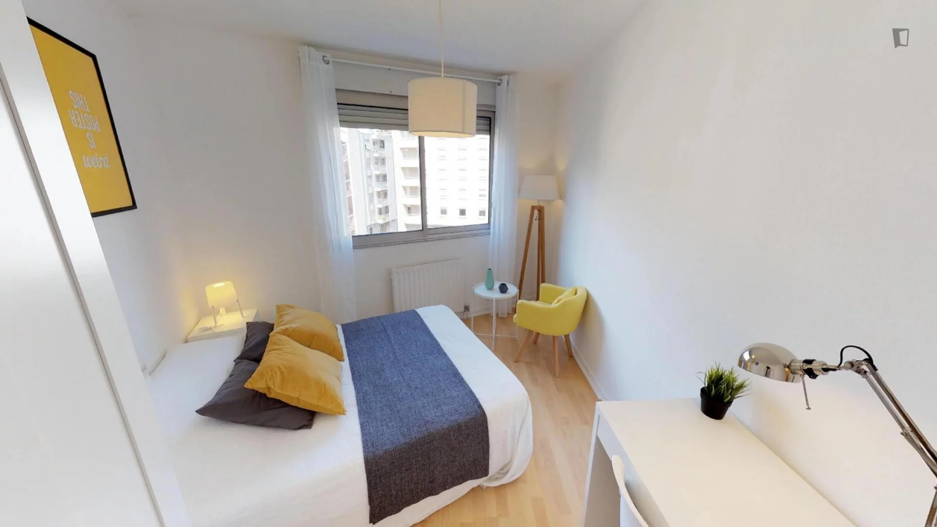 Quarto de estudante luminoso e arejado com acesso fácil à universidade em