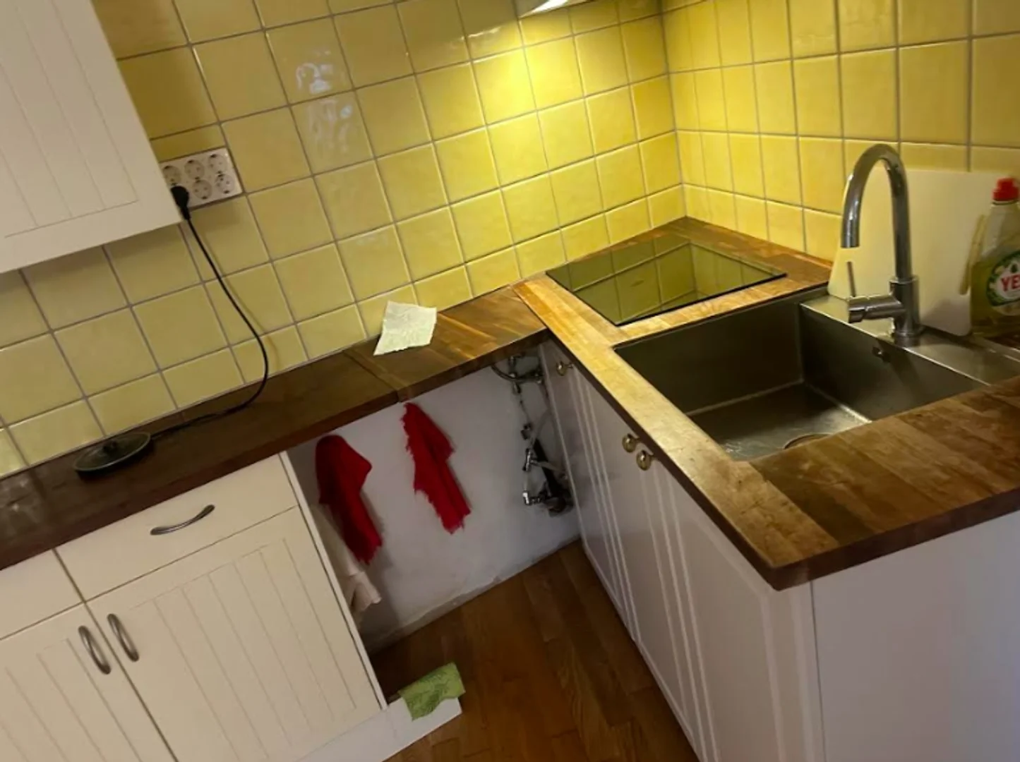 Habitación estudiantil funcional perfecta para estudiar en 