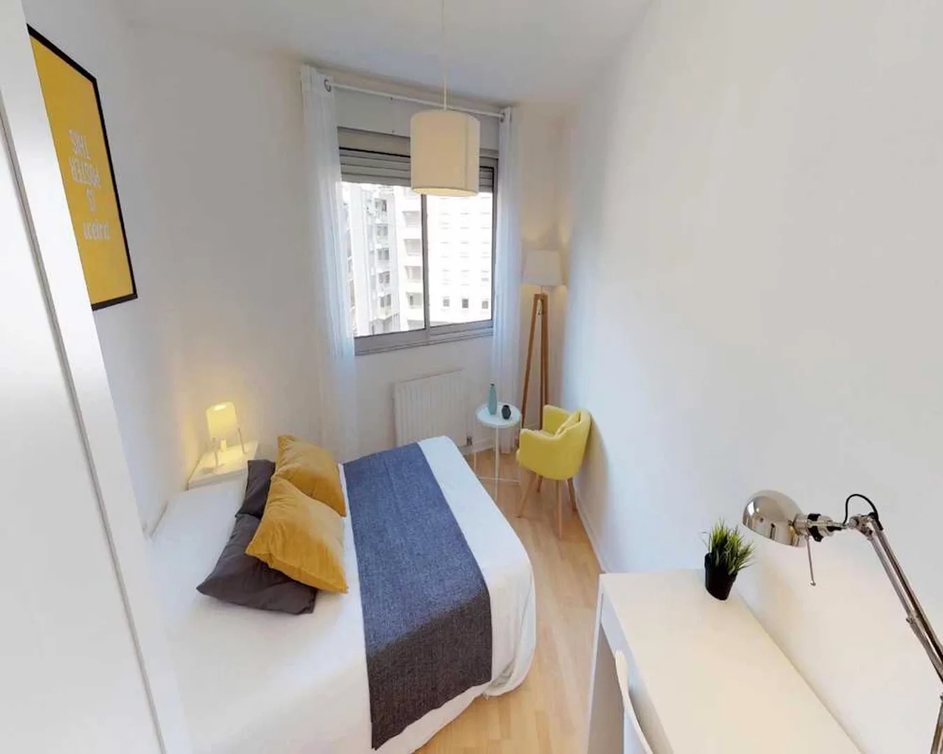 Quarto para alugar em apartamento de estudantes em , totalmente mobilado
