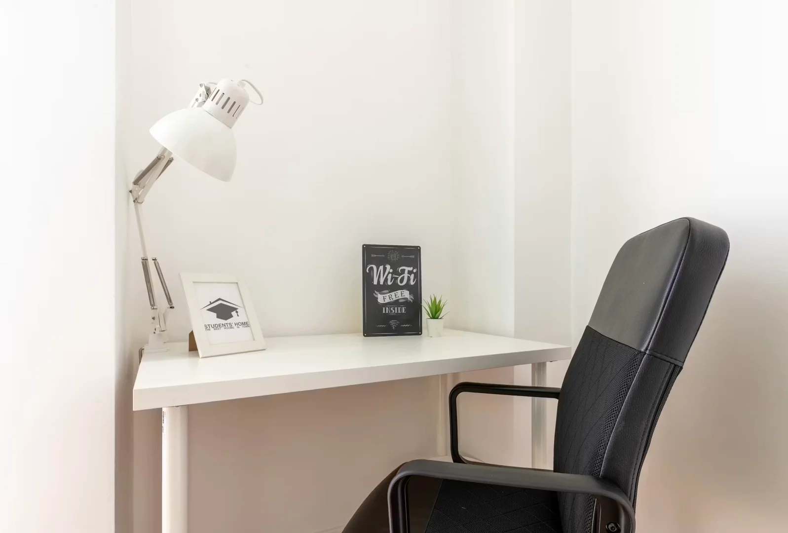 Comfortable and spacious student room in 