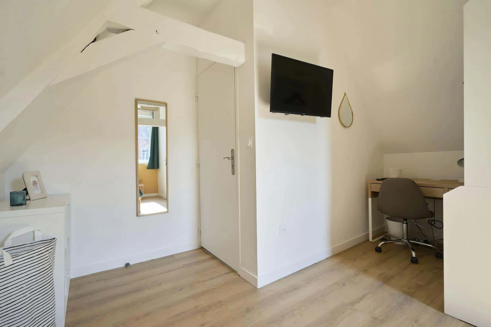 Zimmer in Studentenwohnung in  zu vermieten, voll möbliert