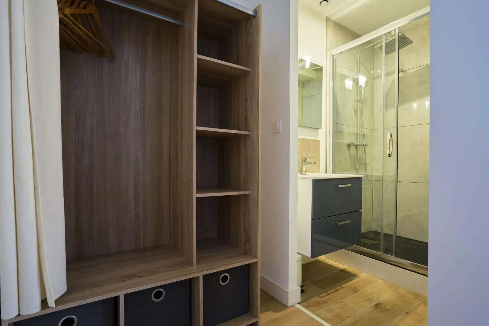 Chambre confortable pour étudiants disponible dans