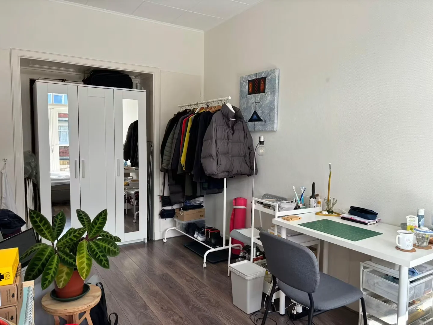Habitación estudiantil luminosa y aireada con fácil acceso a la universidad en 