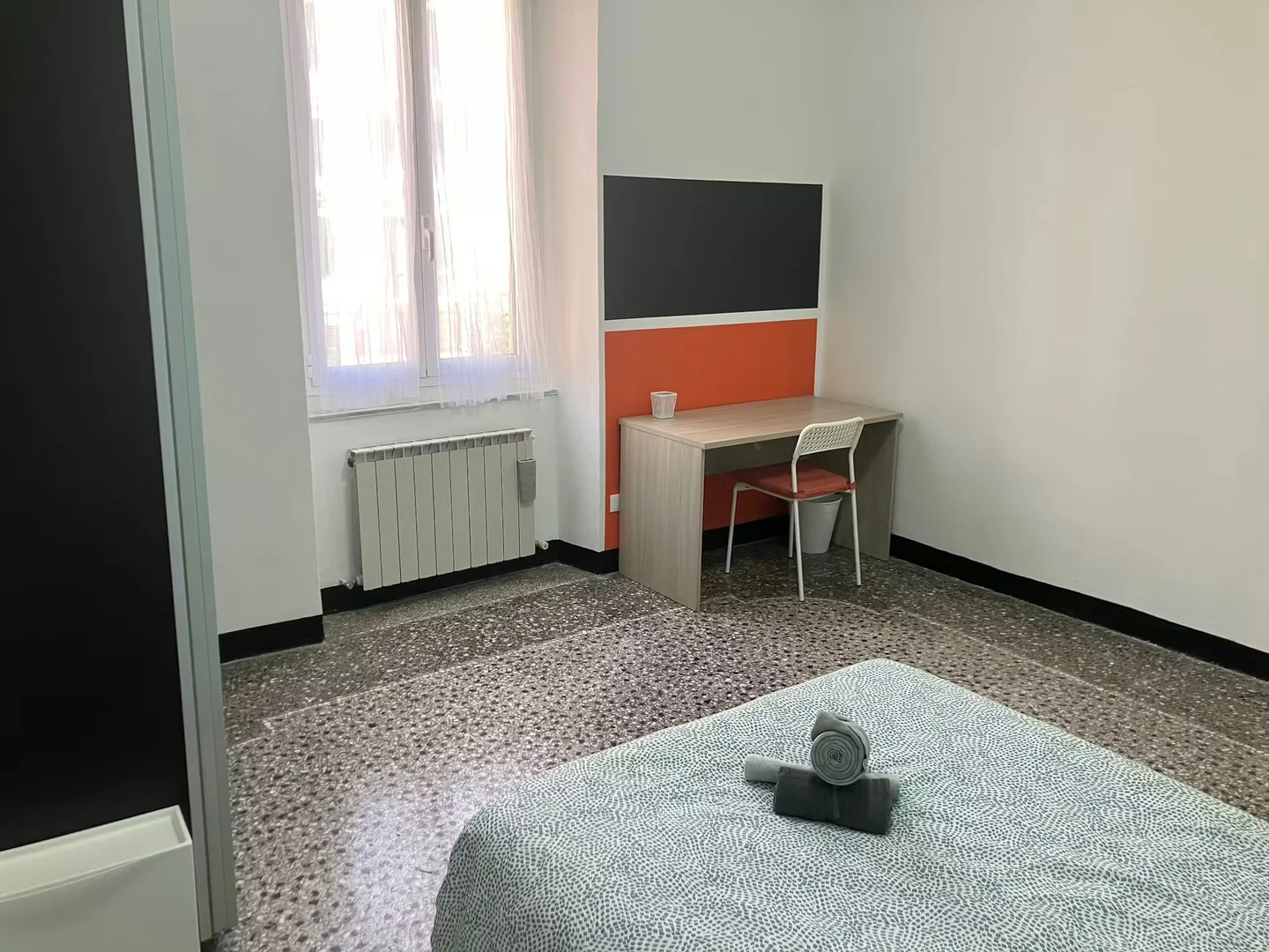 'da öğrenciler için yeterli aydınlatmaya sahip uygun fiyatlı oda
