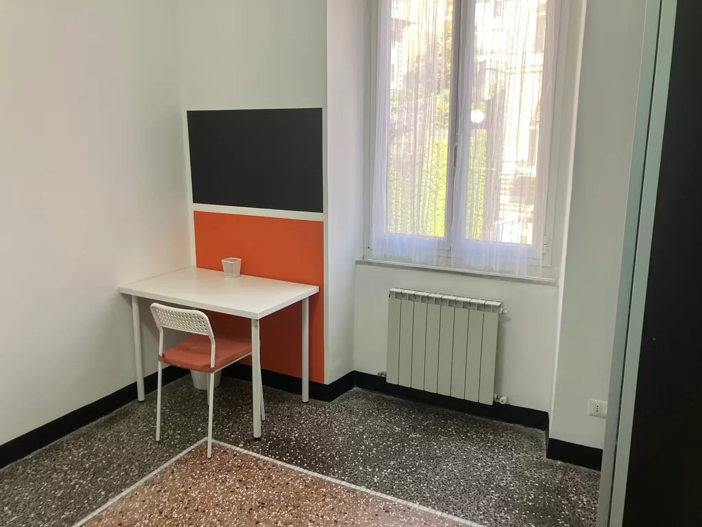 Funktionelles Studentenzimmer perfekt zum Studieren in 