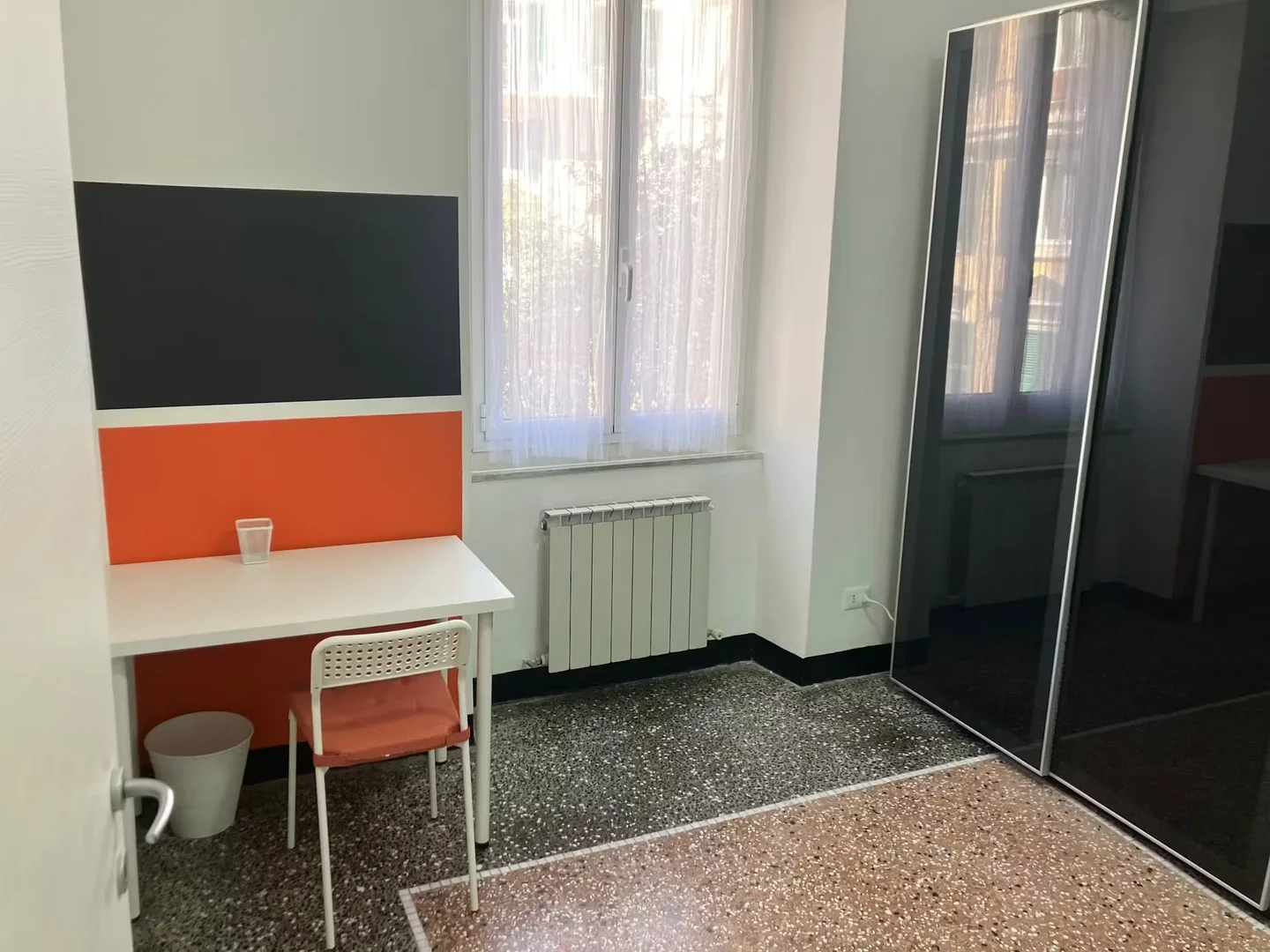 Studentenzimmer in  mit Arbeitsbereich und Gemeinschaftseinrichtungen