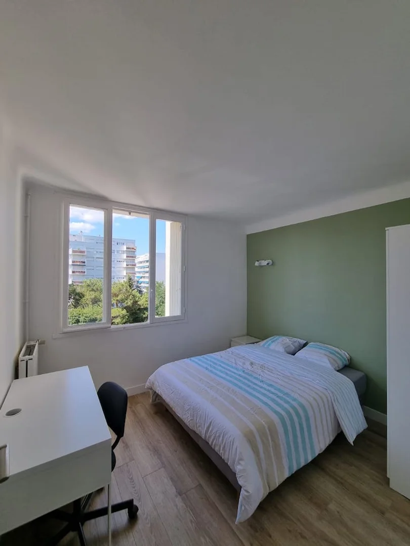 Quarto de estudante económico perto do campus em 