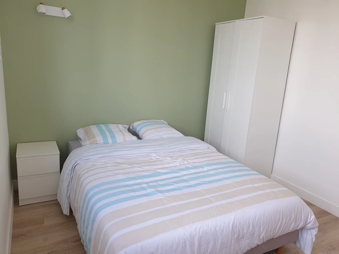 Quarto de estudante económico com localização conveniente em 