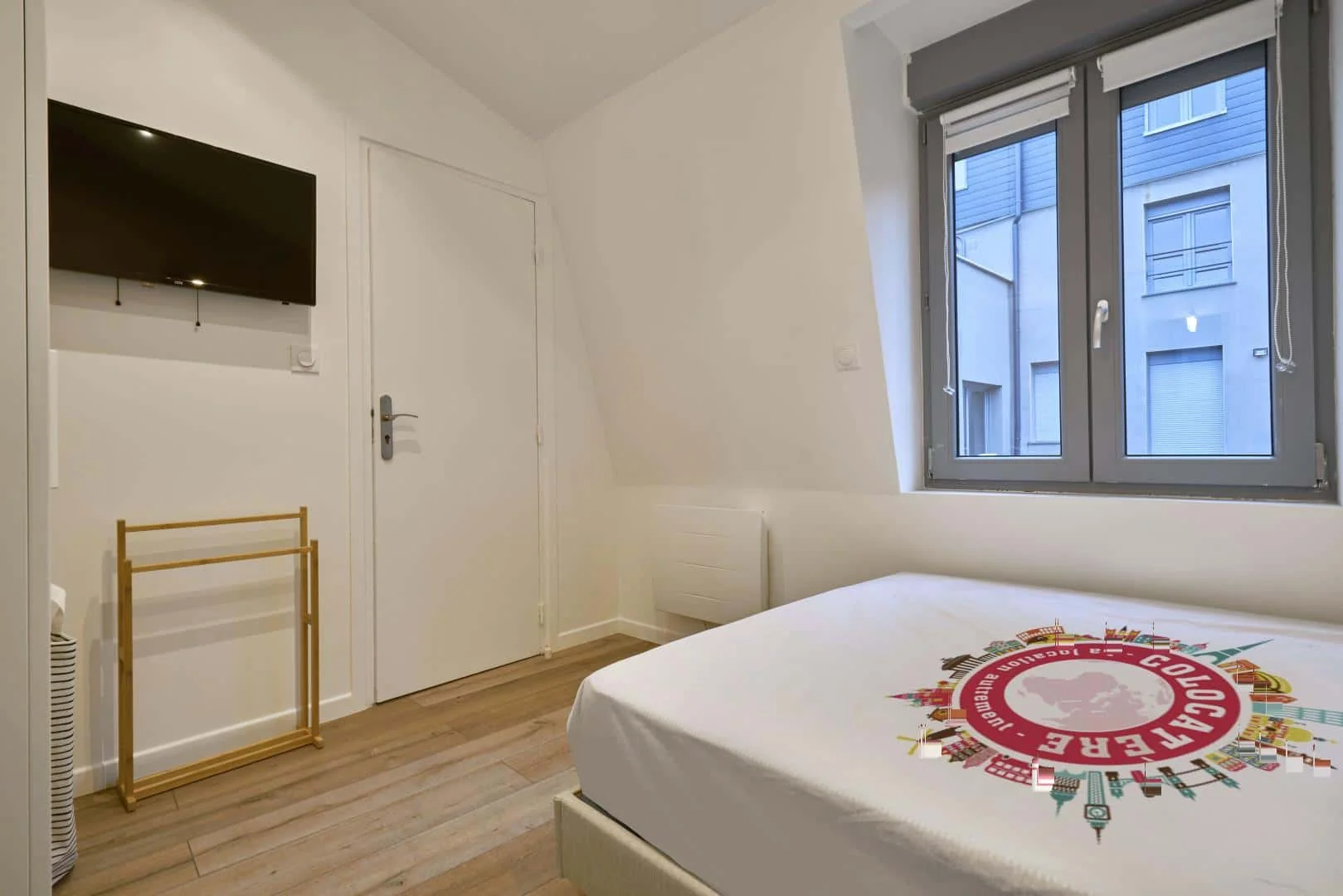 Chambre d'étudiant lumineuse et aérée avec accès facile à l'université dans