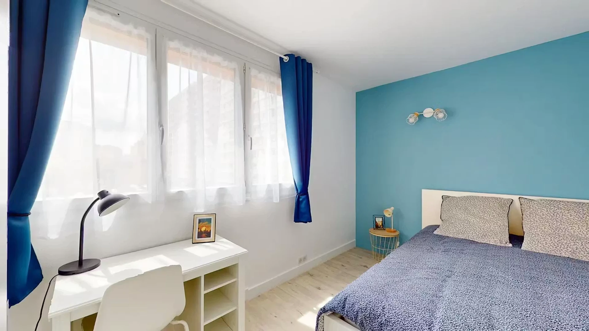 Quarto de estudante luminoso e arejado com acesso fácil à universidade em 