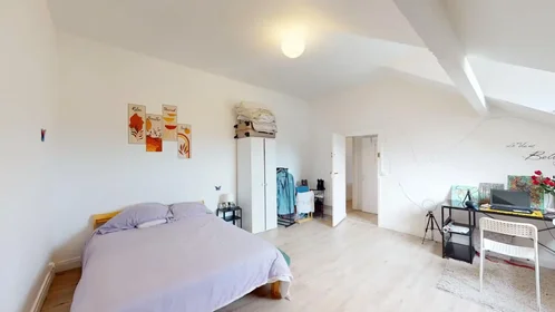 Room for rent with double bed {area}