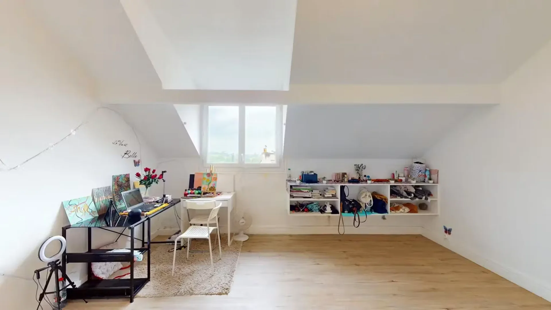 Functional student room perfect for studying in 