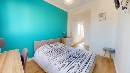 Quarto para alugar com cama de casal em Nimes