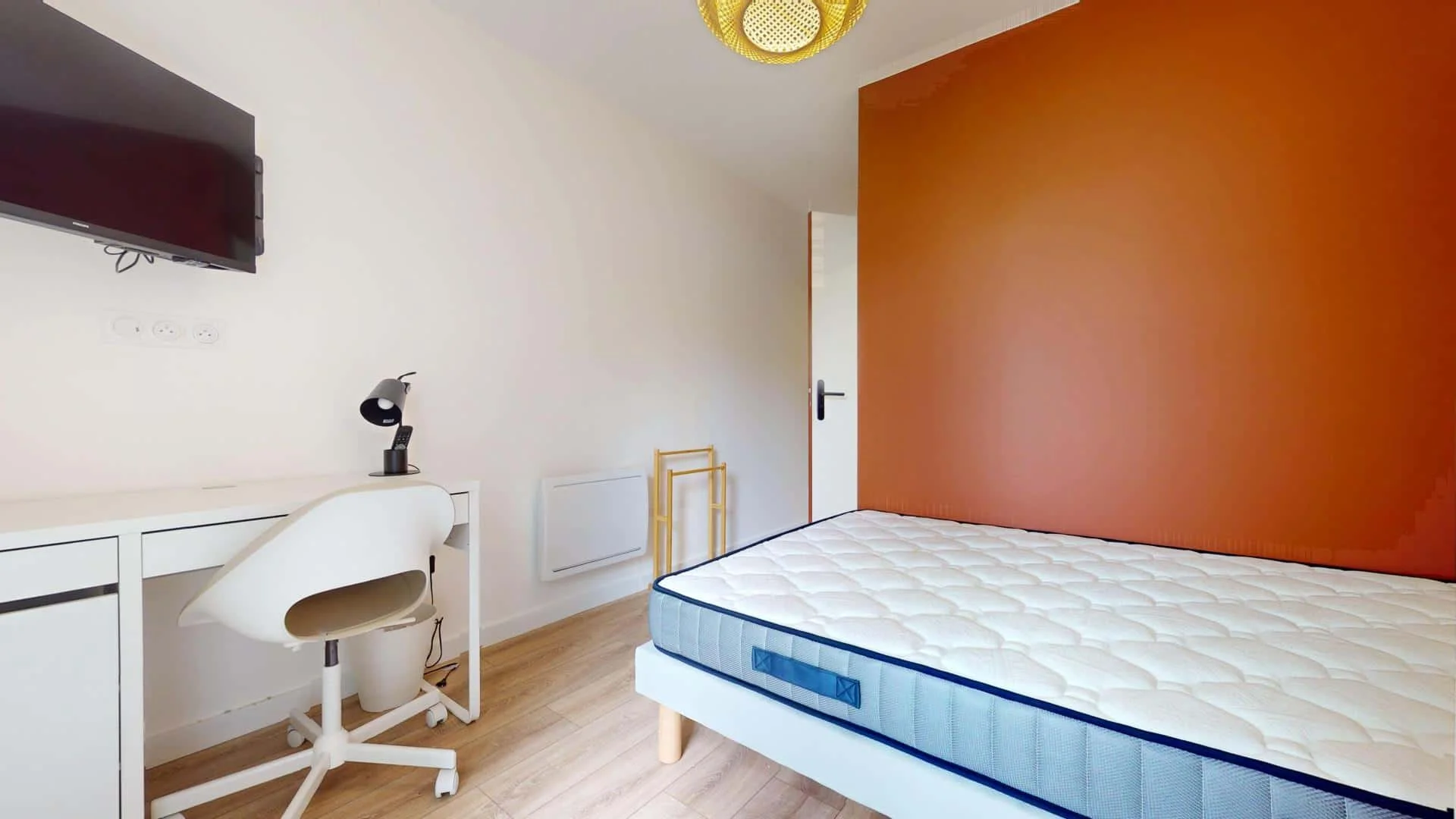 Habitación estudiantil amplia y cómoda en