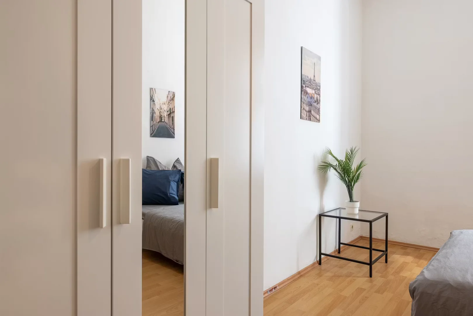 Quarto de estudante confortável e espaçoso em 