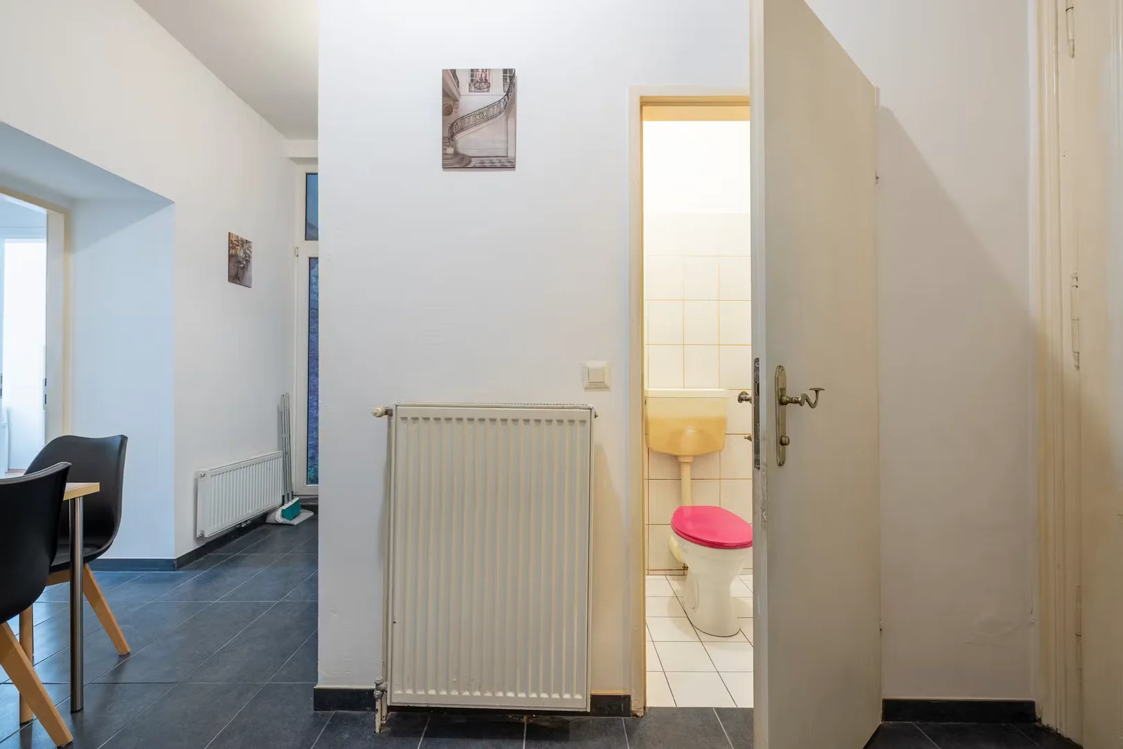 Quarto acessível para estudantes com iluminação ampla em 