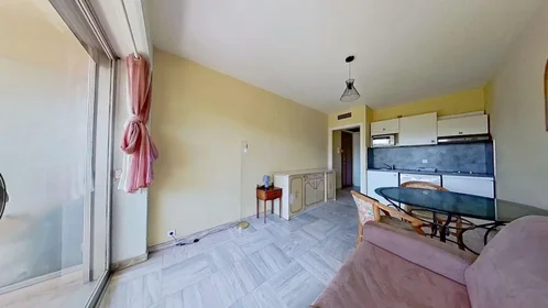 Toda a acomodação em Avenue Francis Tonner, Cannes la Bocca, imagem 1 de 10