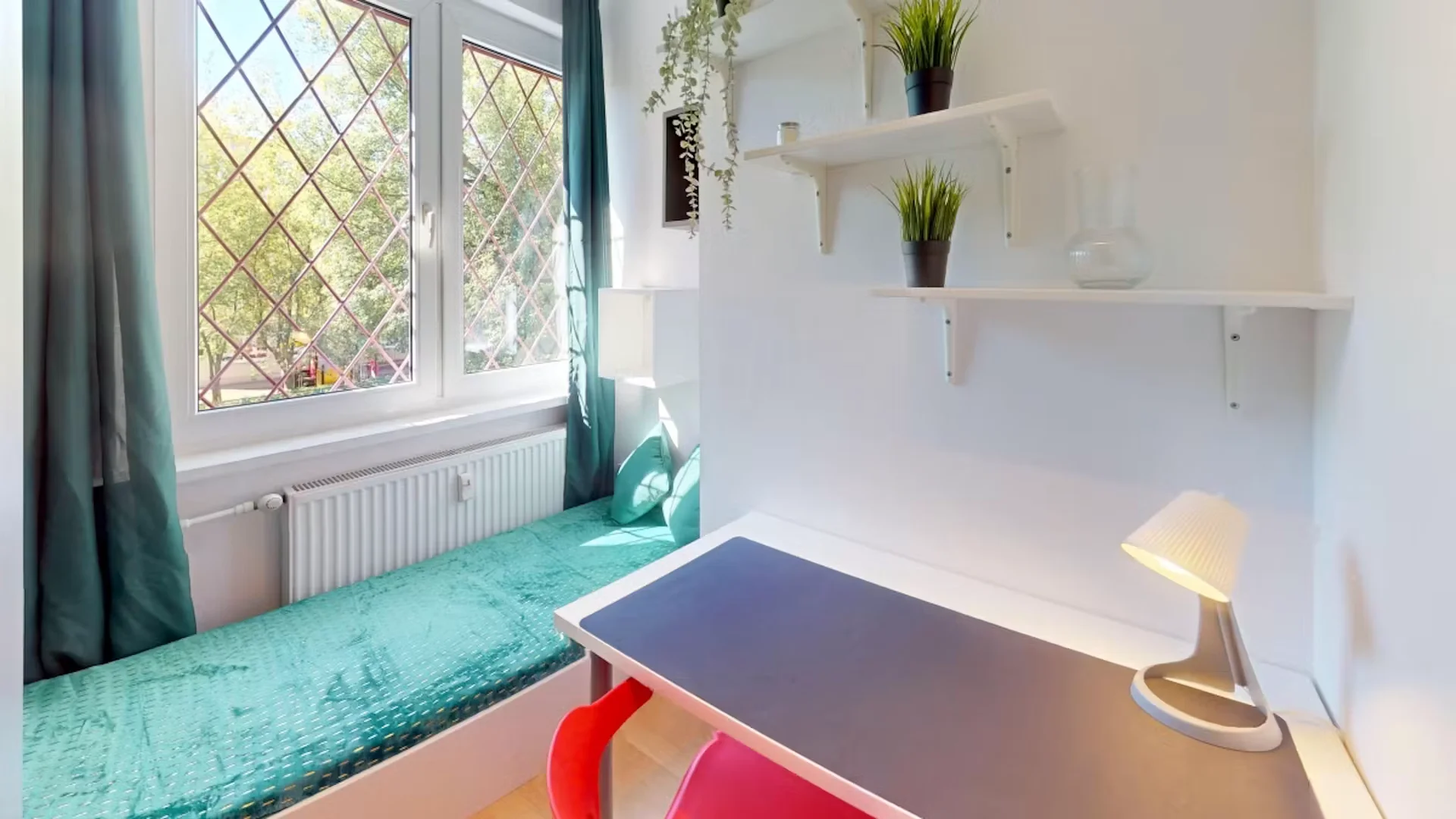 Comfortable and spacious student room in 