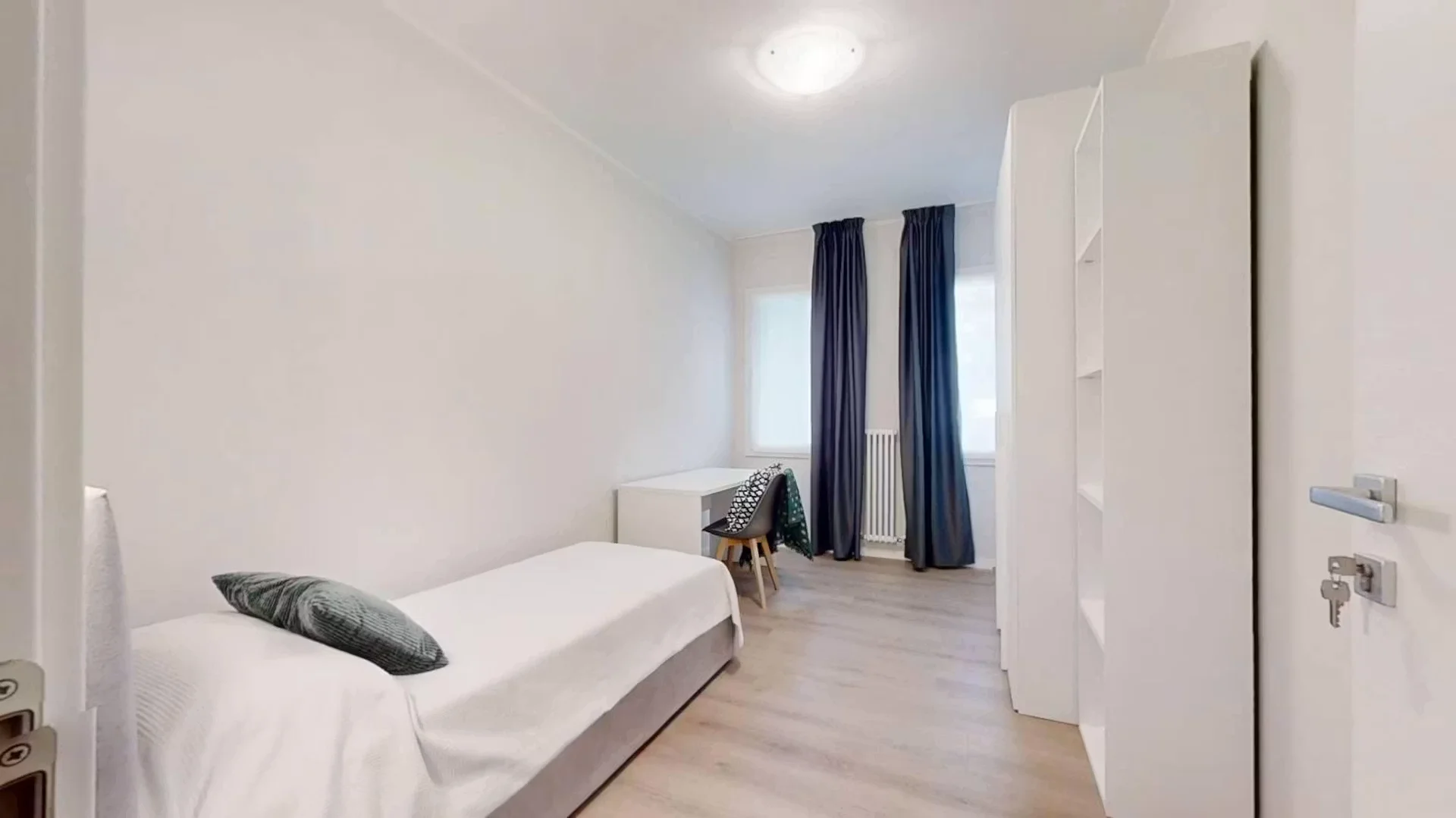 Room for rent in student apartment in , fully furnished