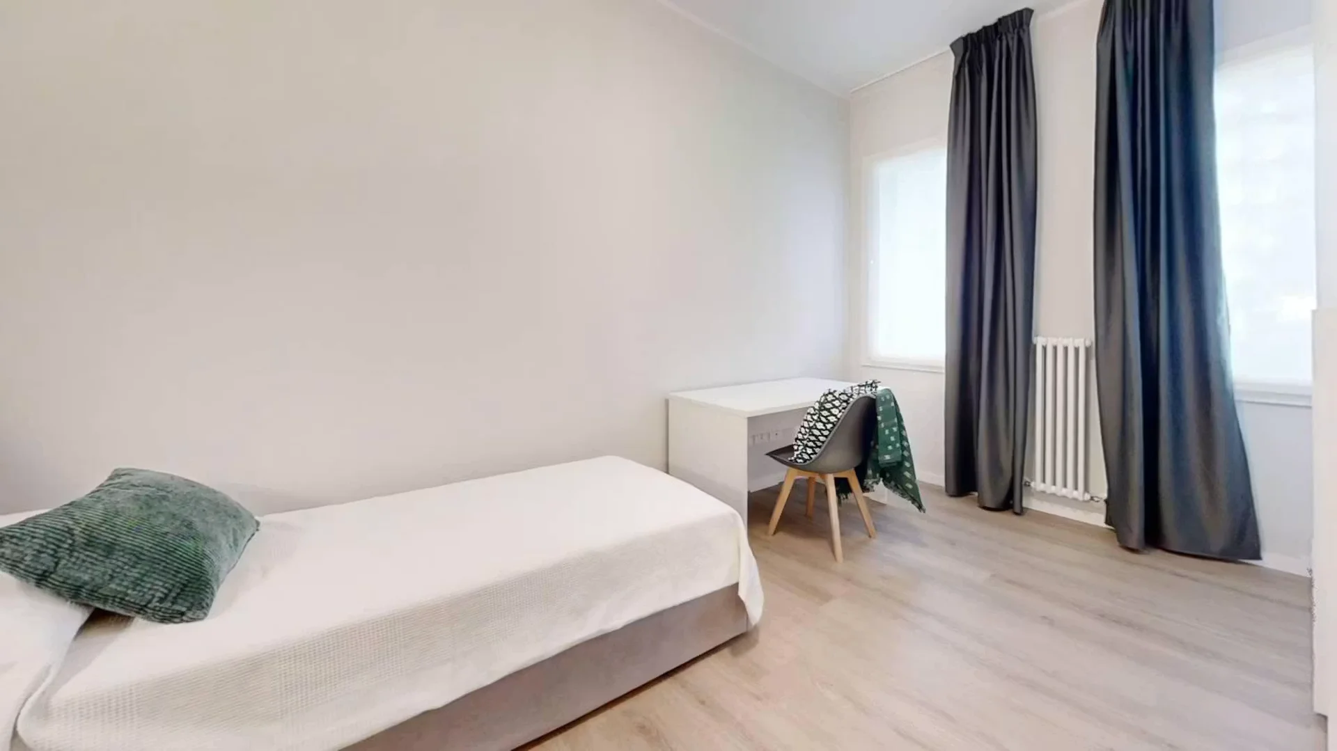 Comfortable and spacious student room in 