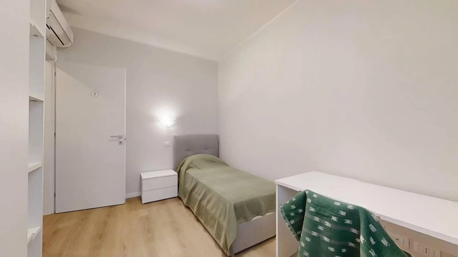Habitación estudiantil amplia y cómoda en