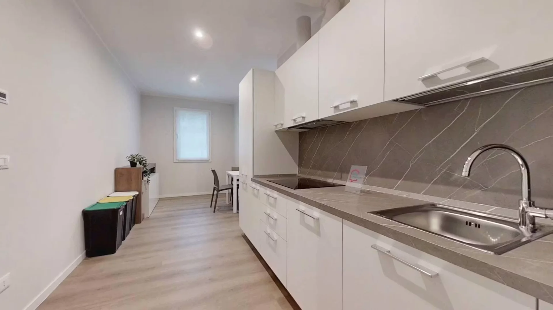 Habitación para estudiantes en con área de estudio y facilidades compartidas