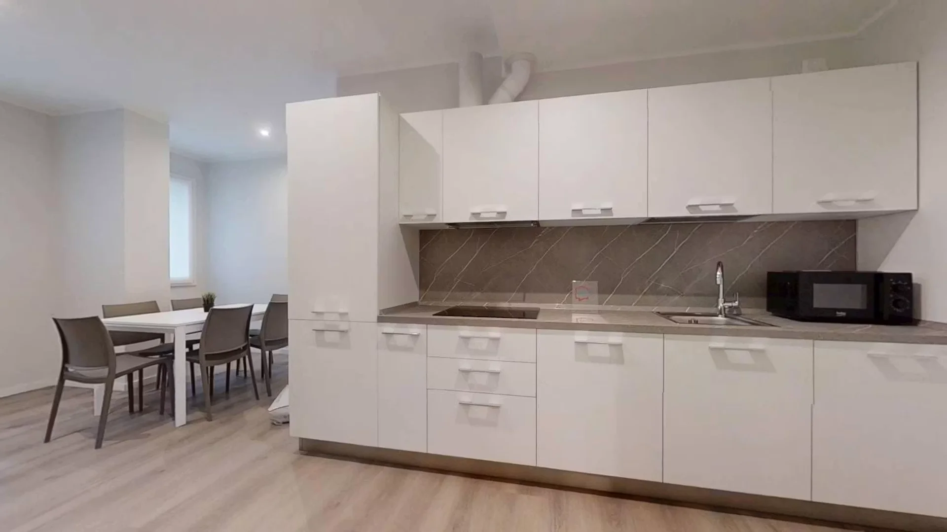 Habitación estudiantil funcional perfecta para estudiar en