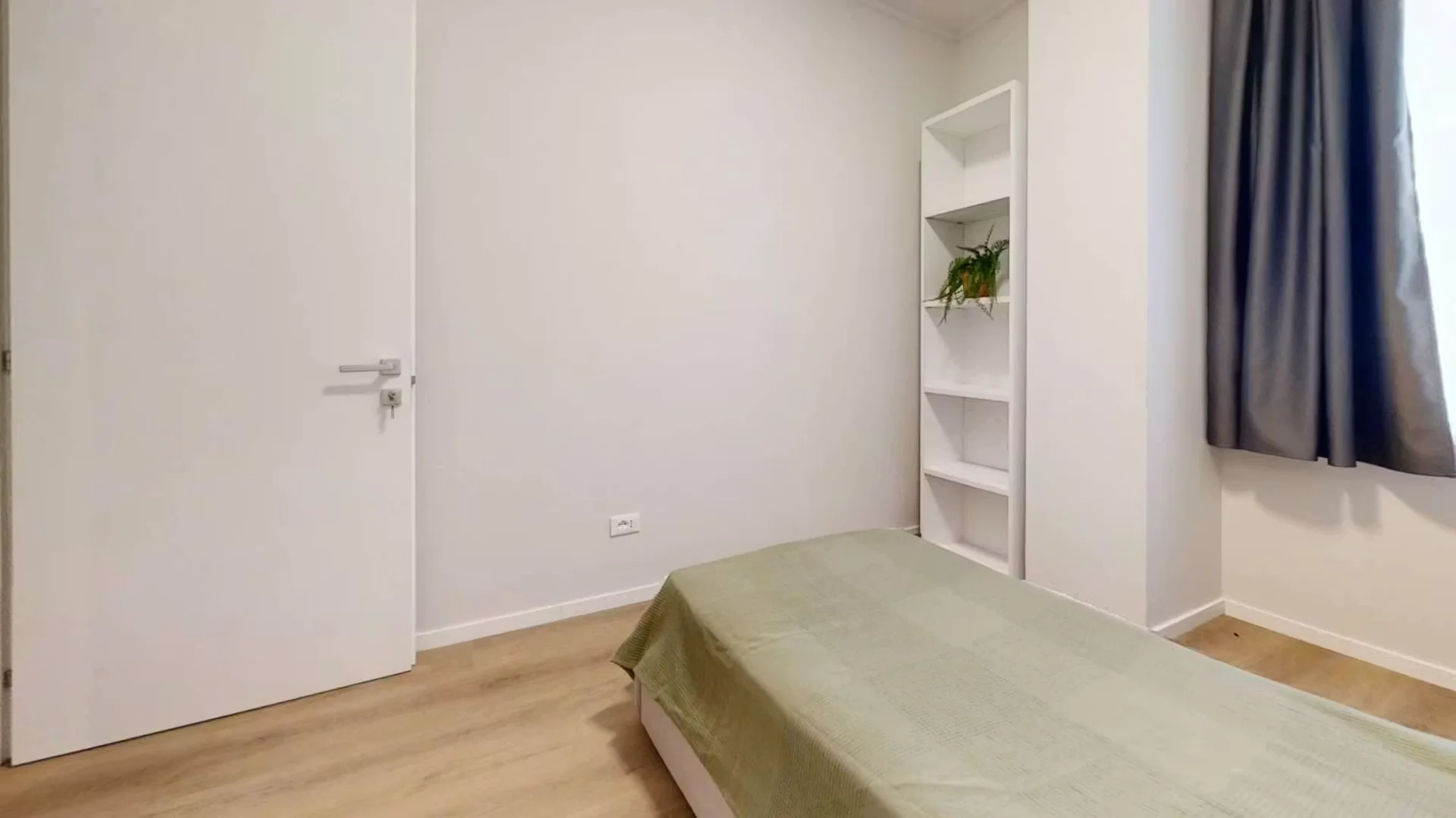 Habitación asequible para estudiantes con buena iluminación en