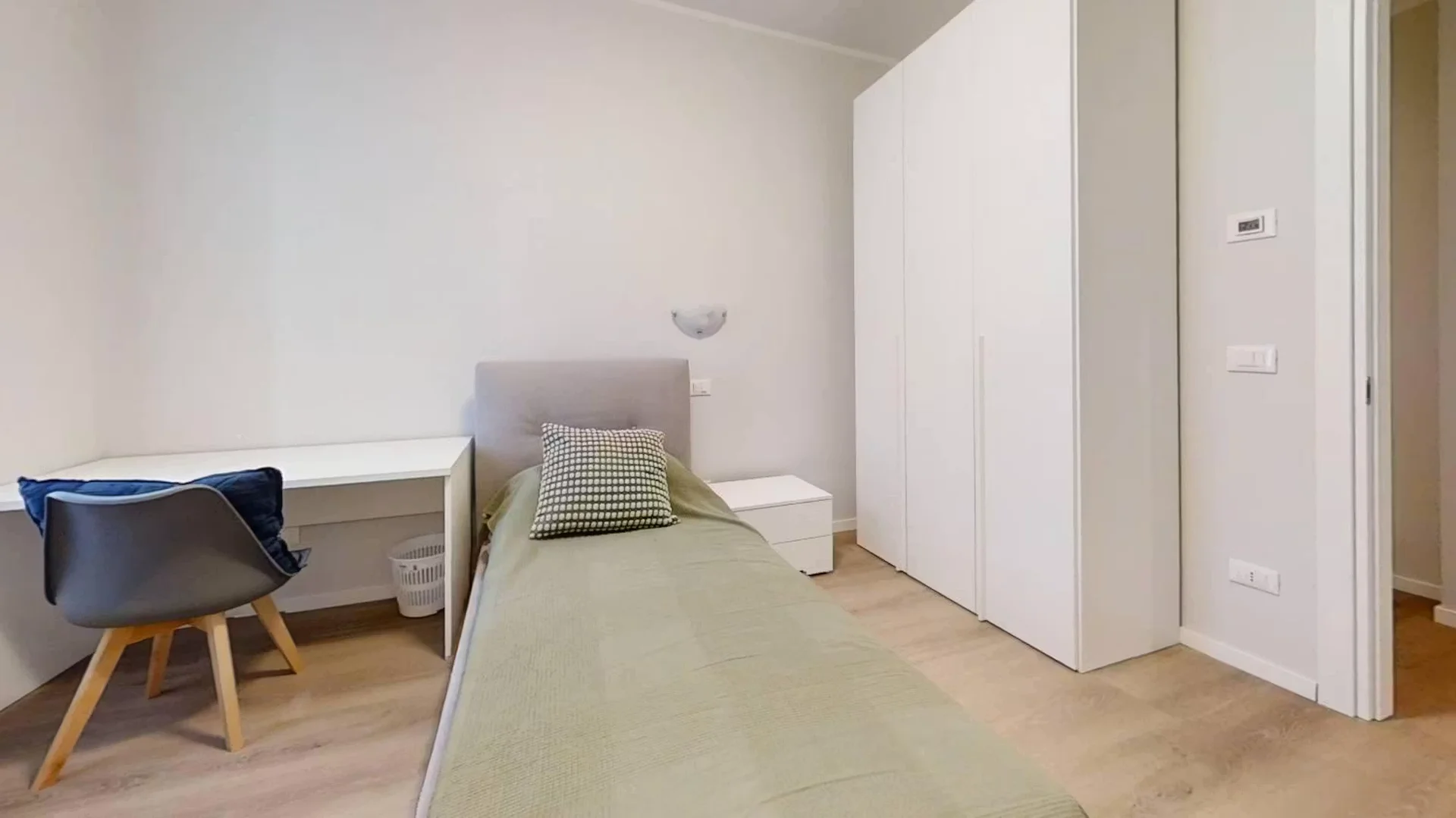 Habitación para estudiantes en con área de estudio y facilidades compartidas