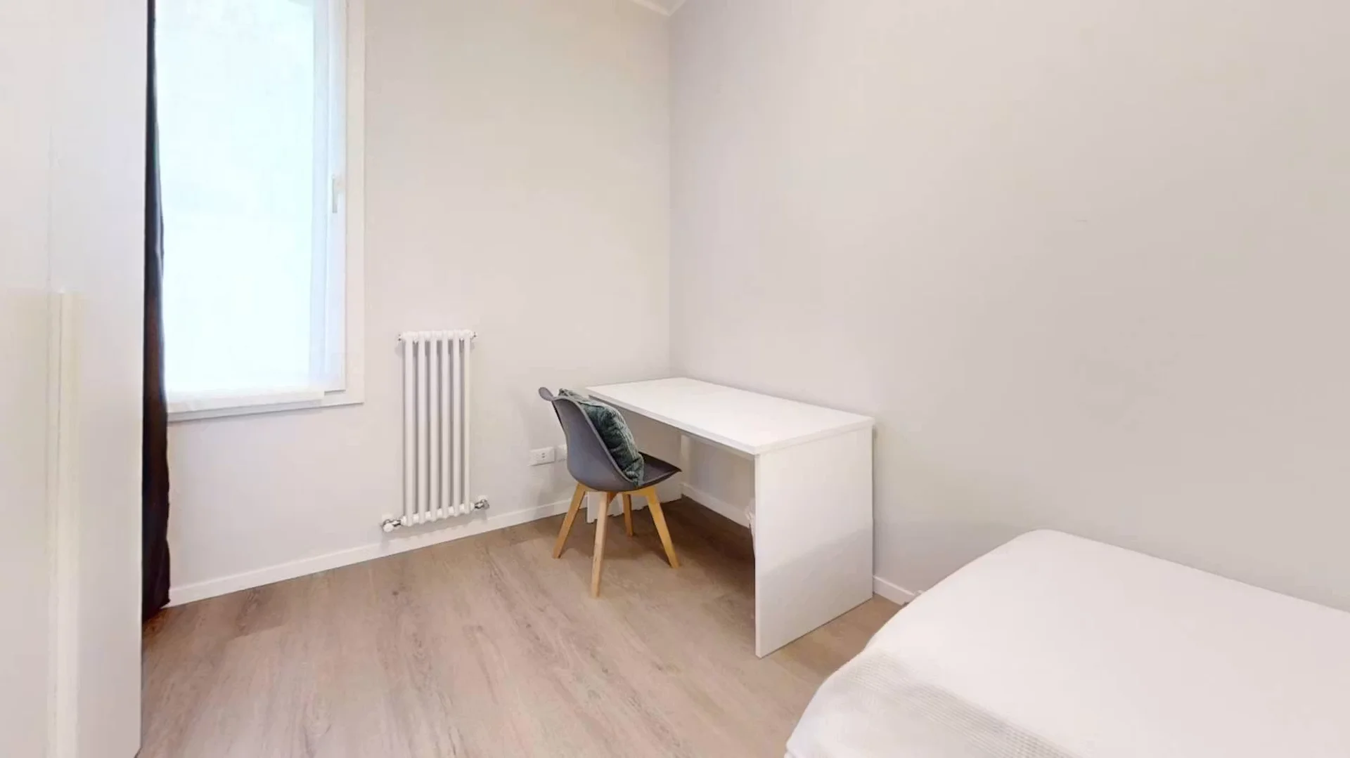 Bright and airy student room with easy university access in 