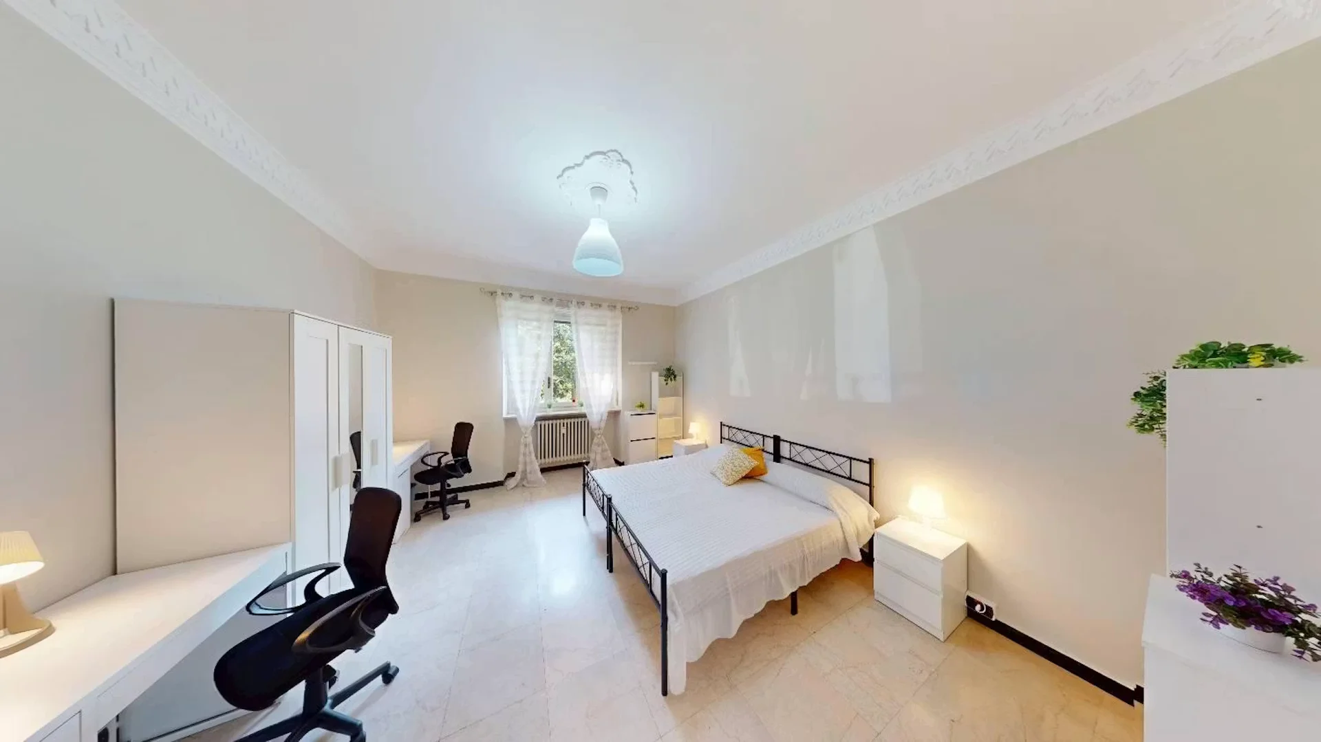 Habitación estudiantil luminosa y aireada con fácil acceso a la universidad en