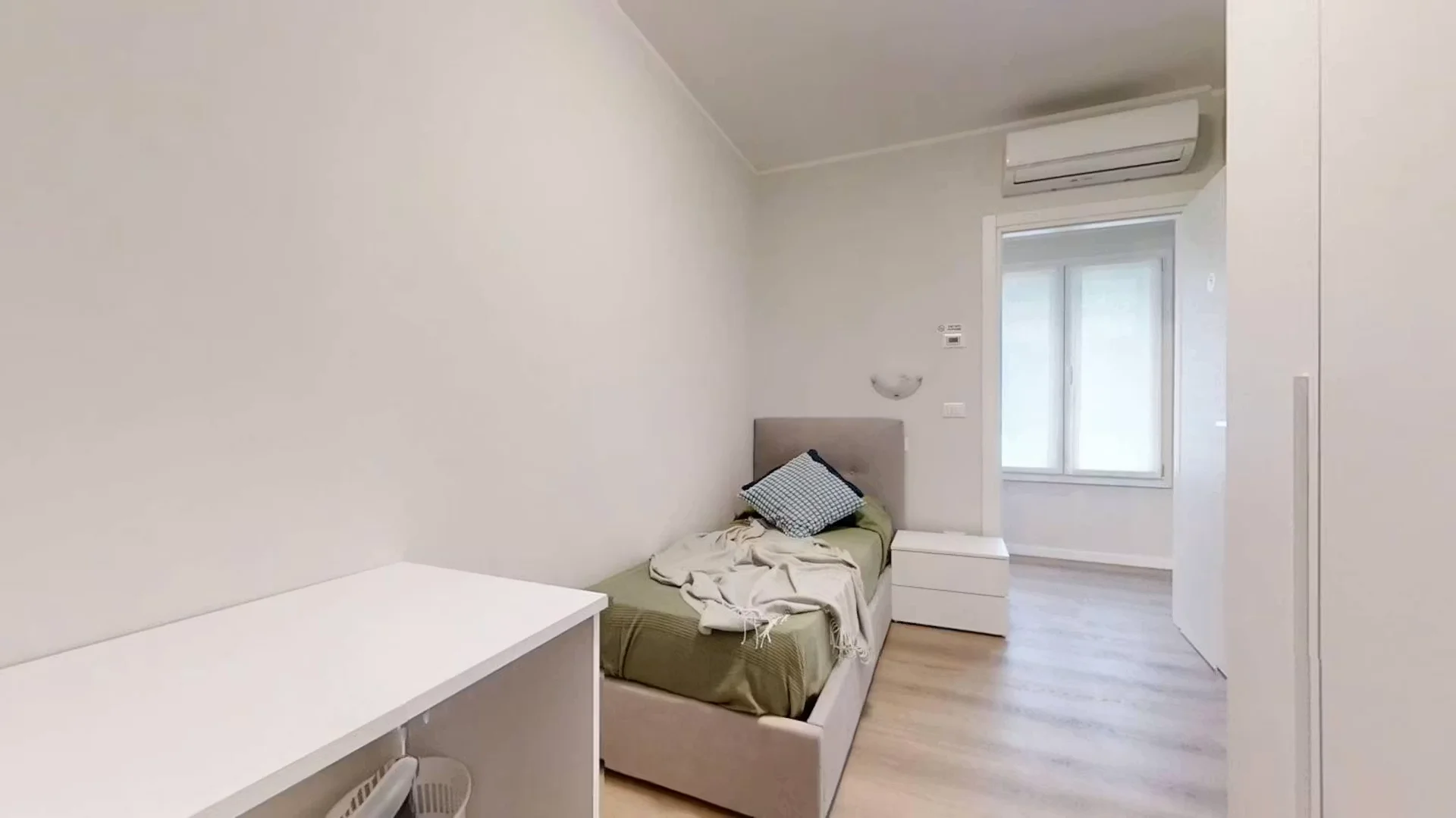 Habitación estudiantil funcional perfecta para estudiar en 