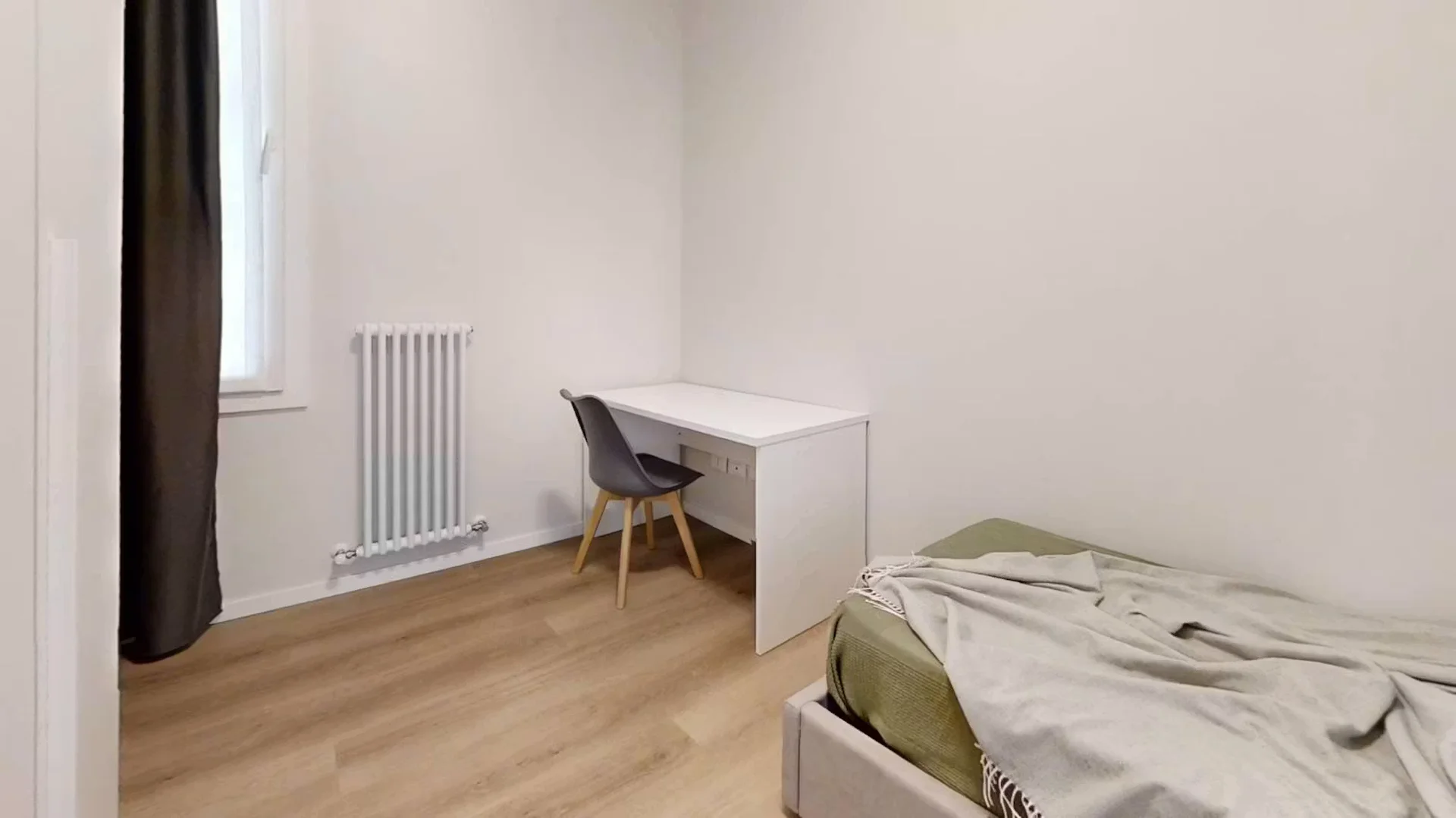 Habitación estudiantil amplia y cómoda en 