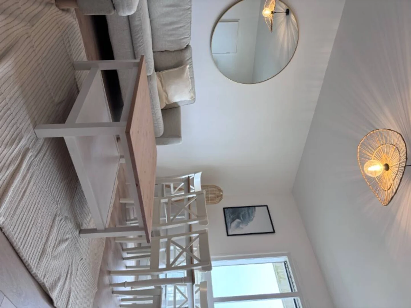 Habitación estudiantil funcional perfecta para estudiar en 
