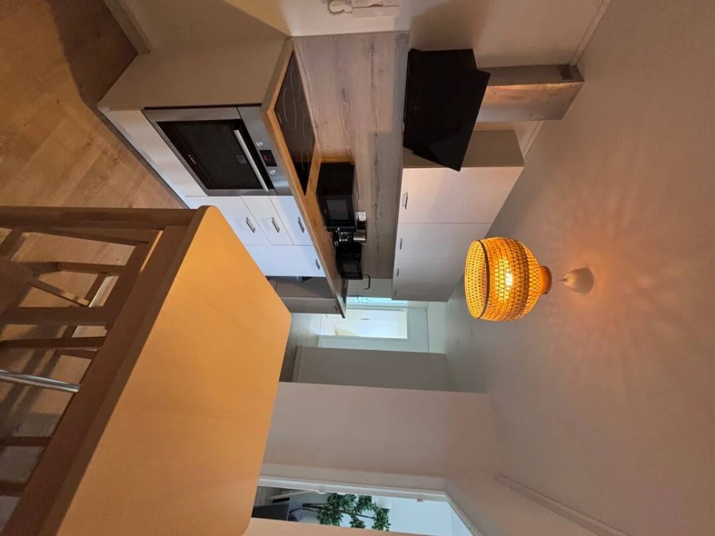 Habitación estudiantil funcional perfecta para estudiar en 