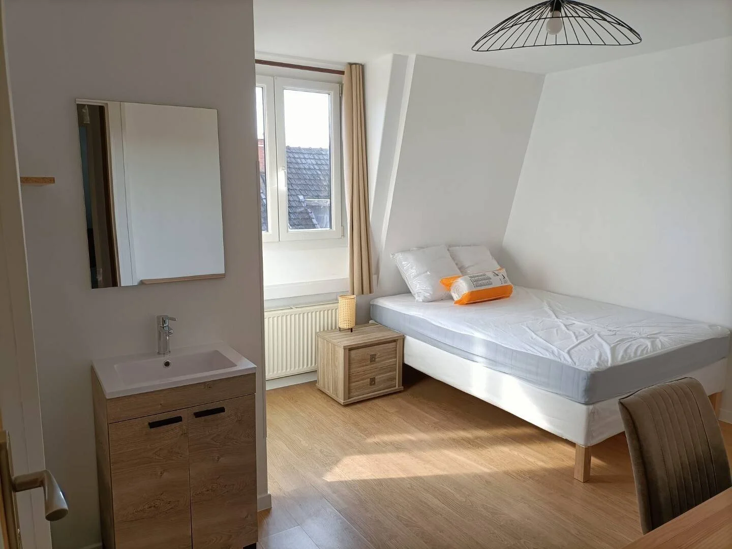 Comfortable and spacious student room in 