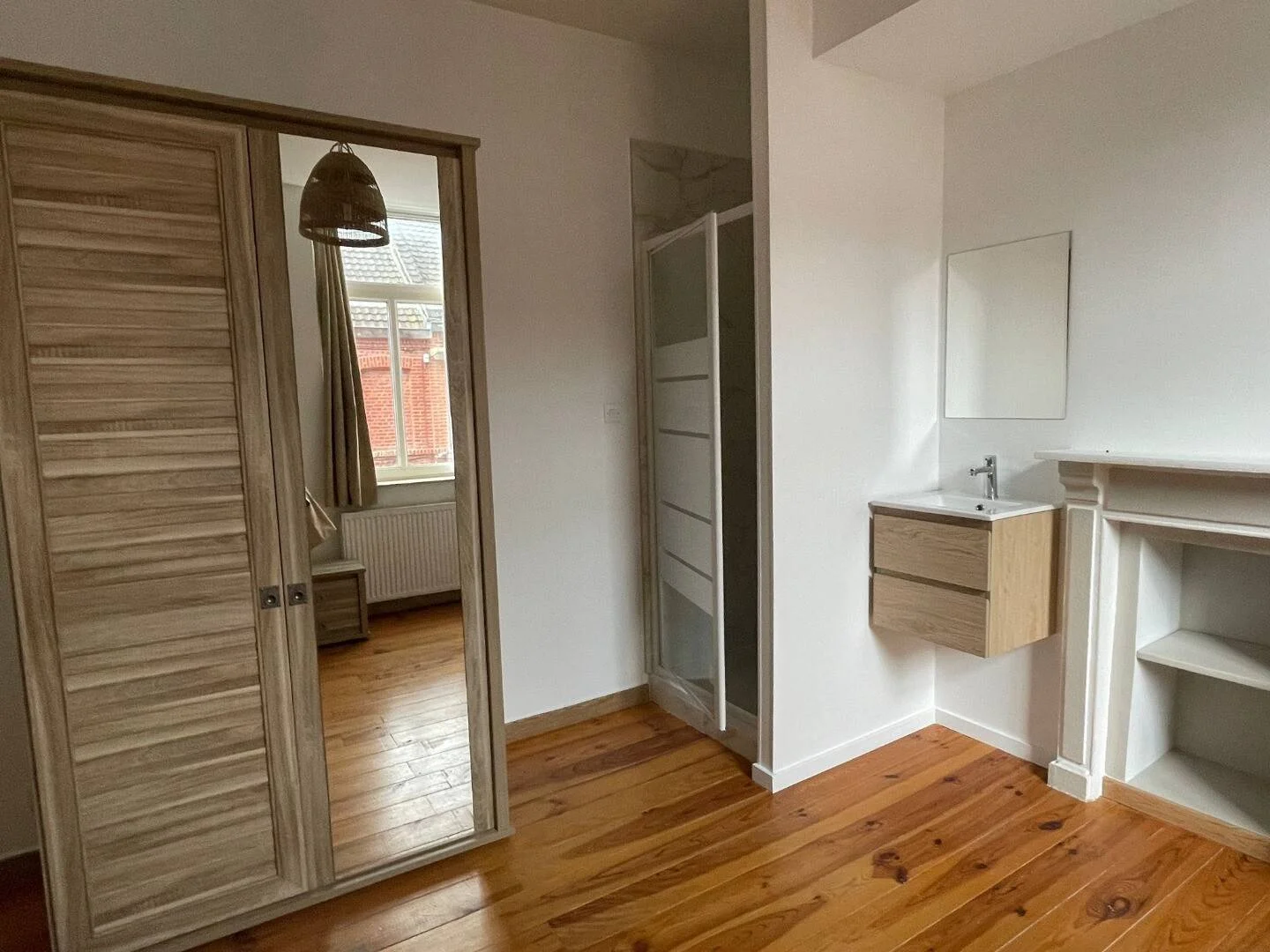 Affordable room for students with ample lighting in 