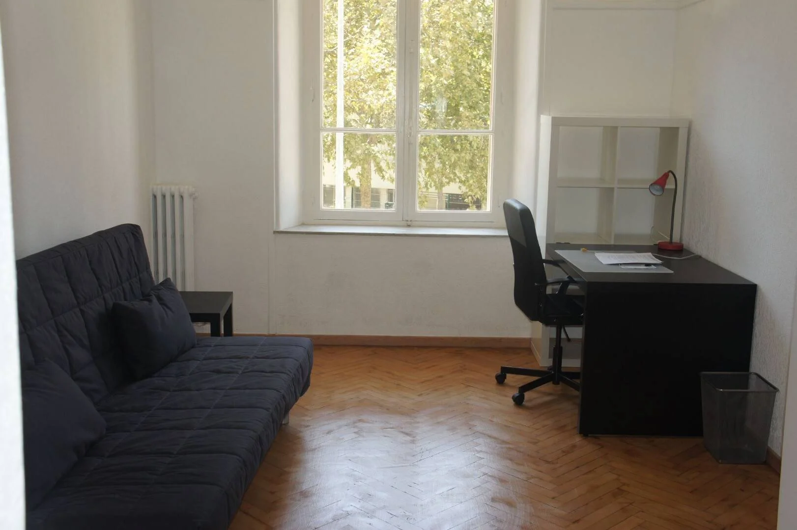 Functional student room perfect for studying in 