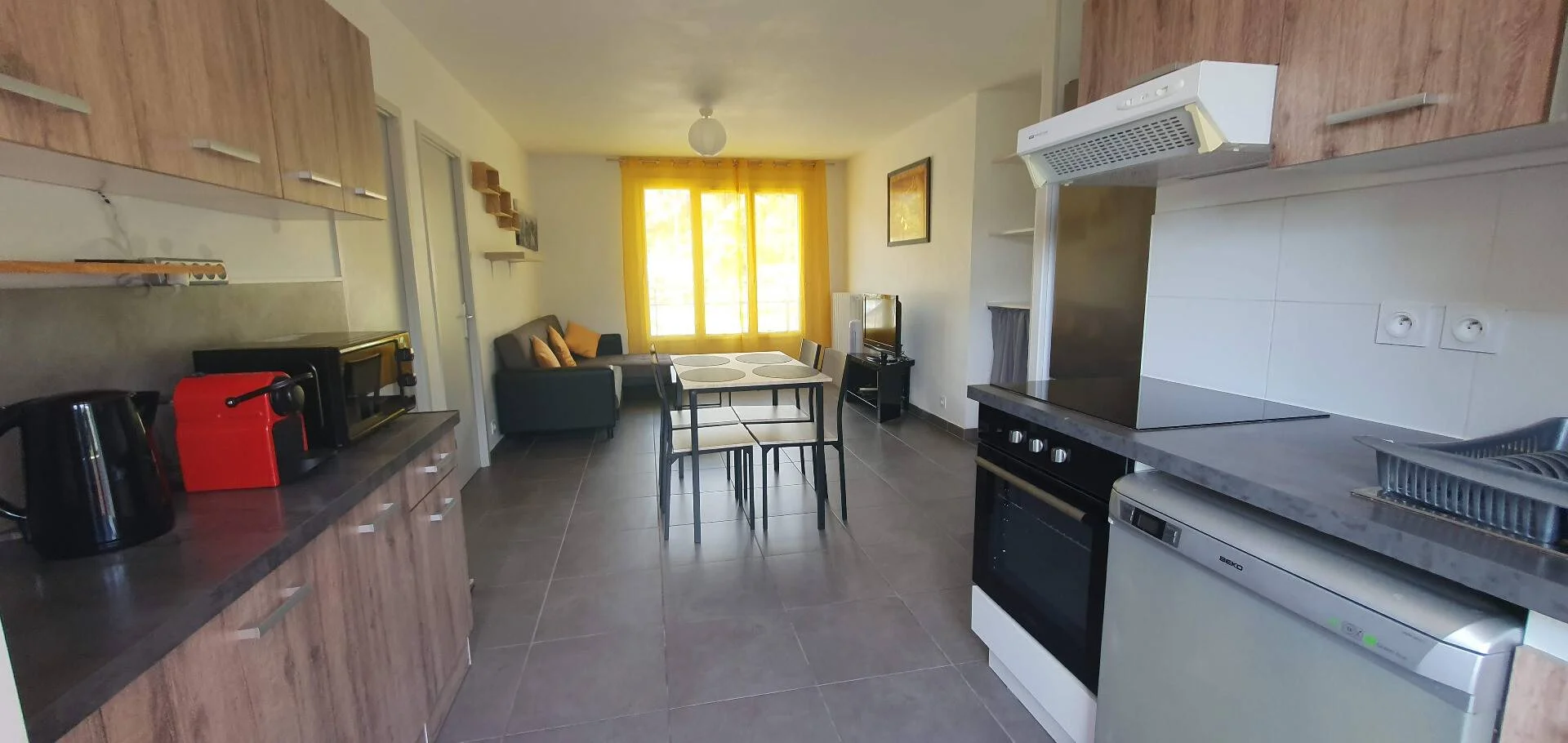 Habitación estudiantil funcional perfecta para estudiar en 