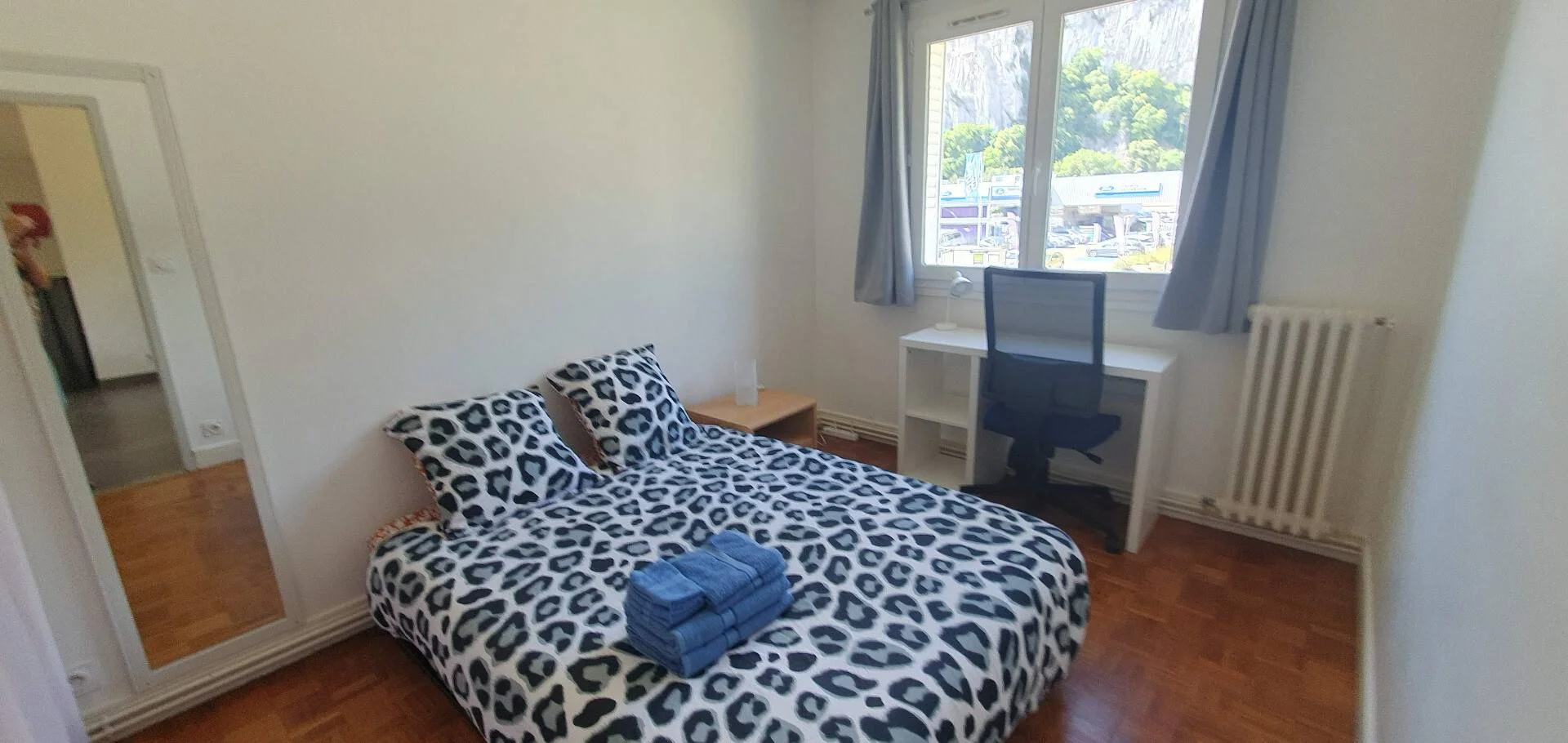 Habitación estudiantil funcional perfecta para estudiar en 