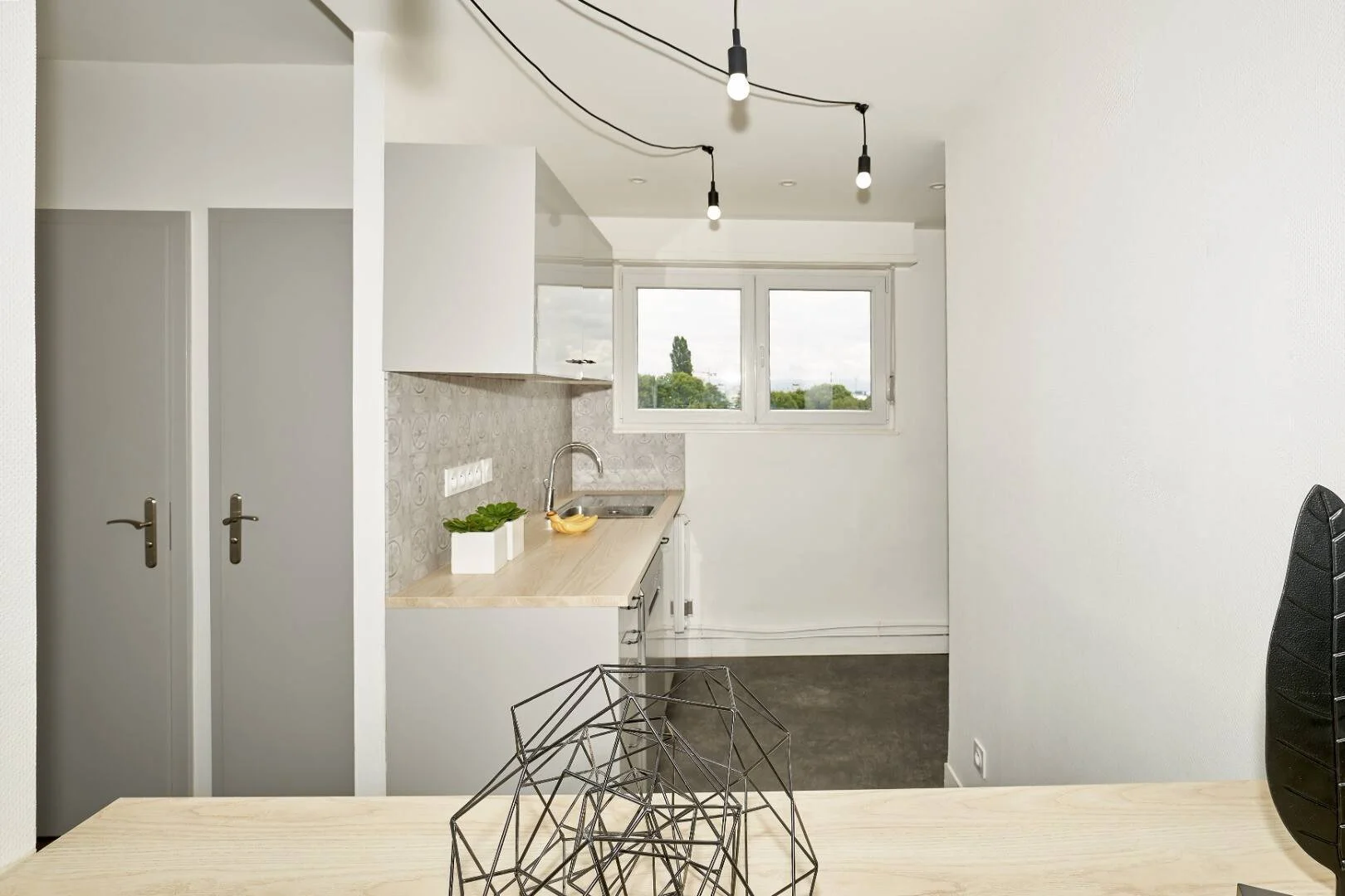 Habitación estudiantil funcional perfecta para estudiar en 