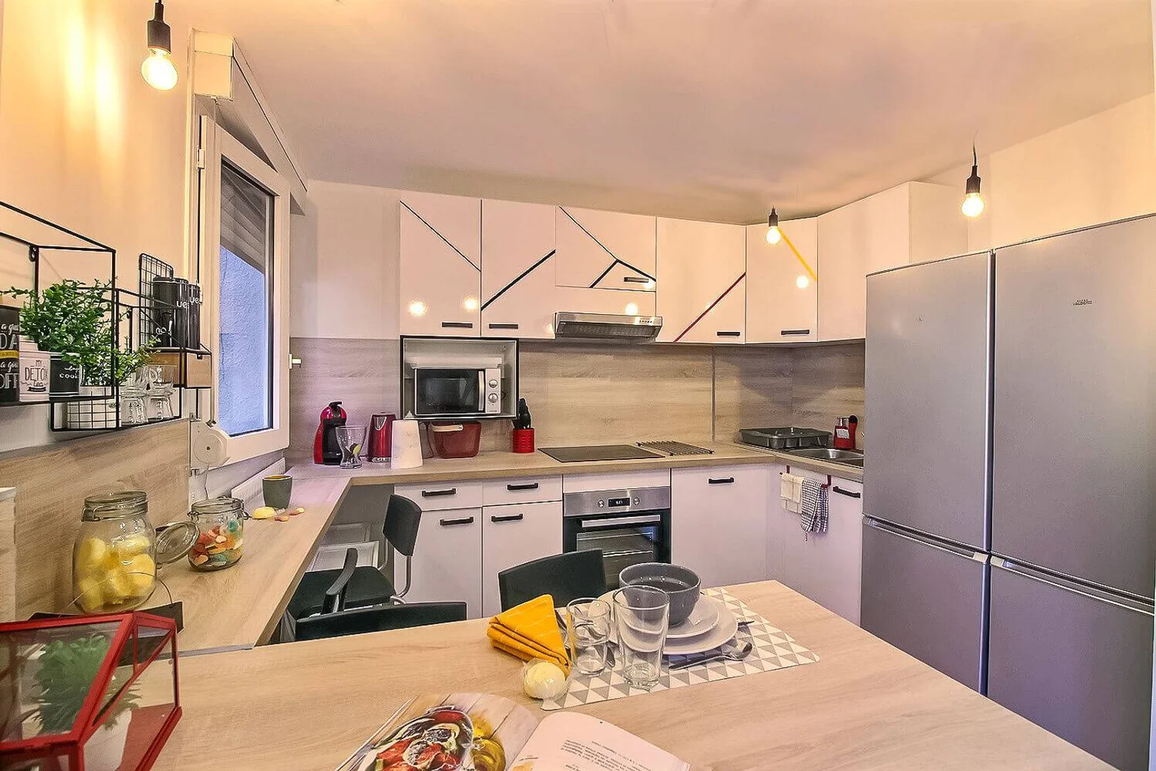 Habitación estudiantil funcional perfecta para estudiar en 