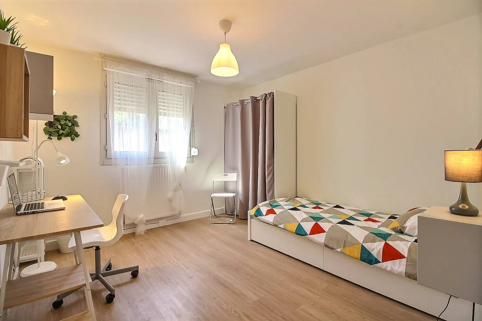 Habitación acogedora para estudiantes disponible en 