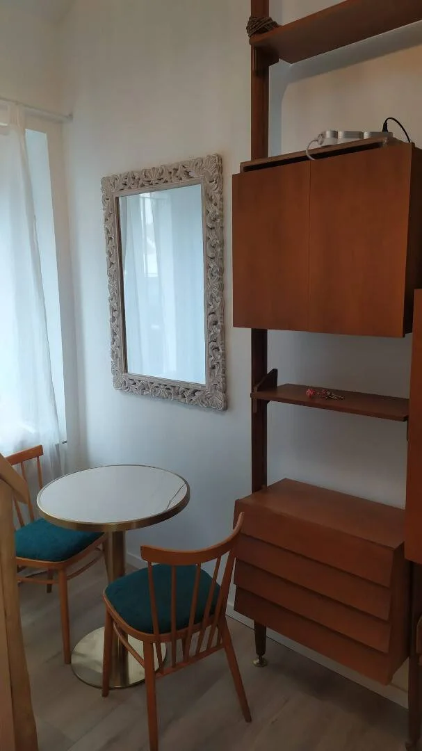 Quarto acessível para estudantes com iluminação ampla em 