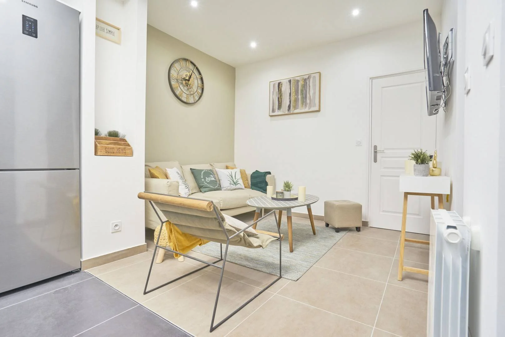 Habitación estudiantil funcional perfecta para estudiar en 