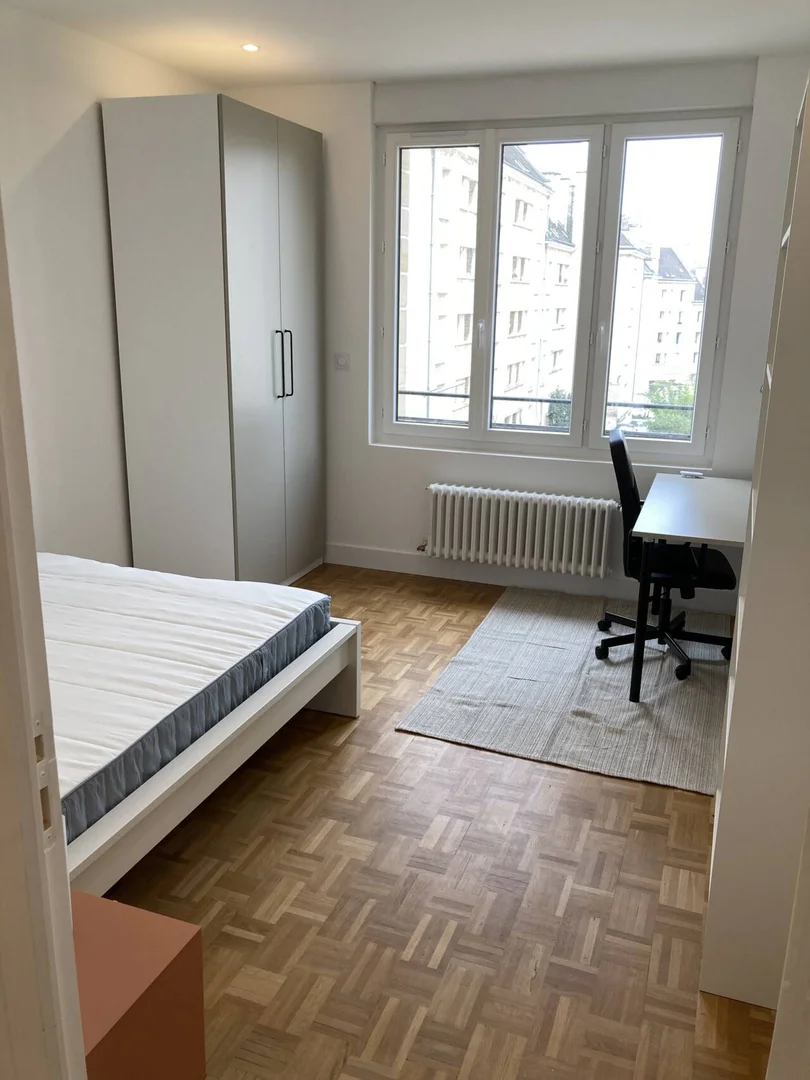 Habitación estudiantil funcional perfecta para estudiar en 