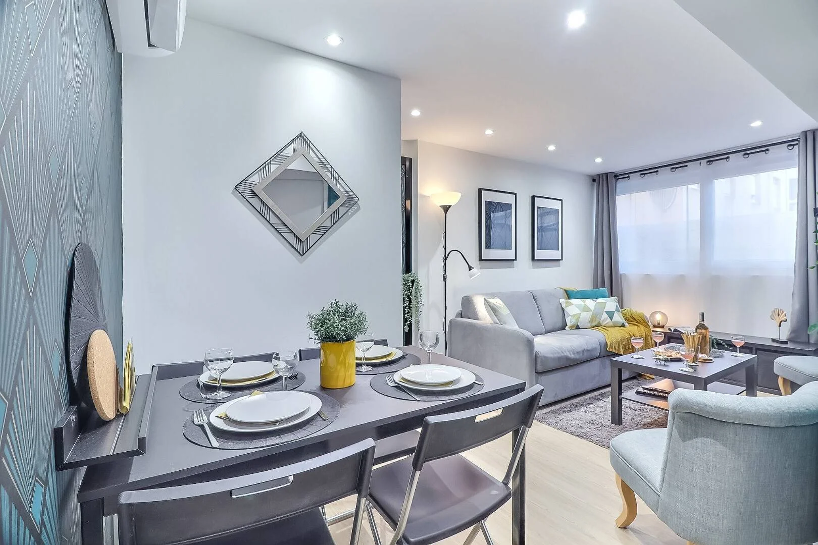 Habitación estudiantil funcional perfecta para estudiar en 