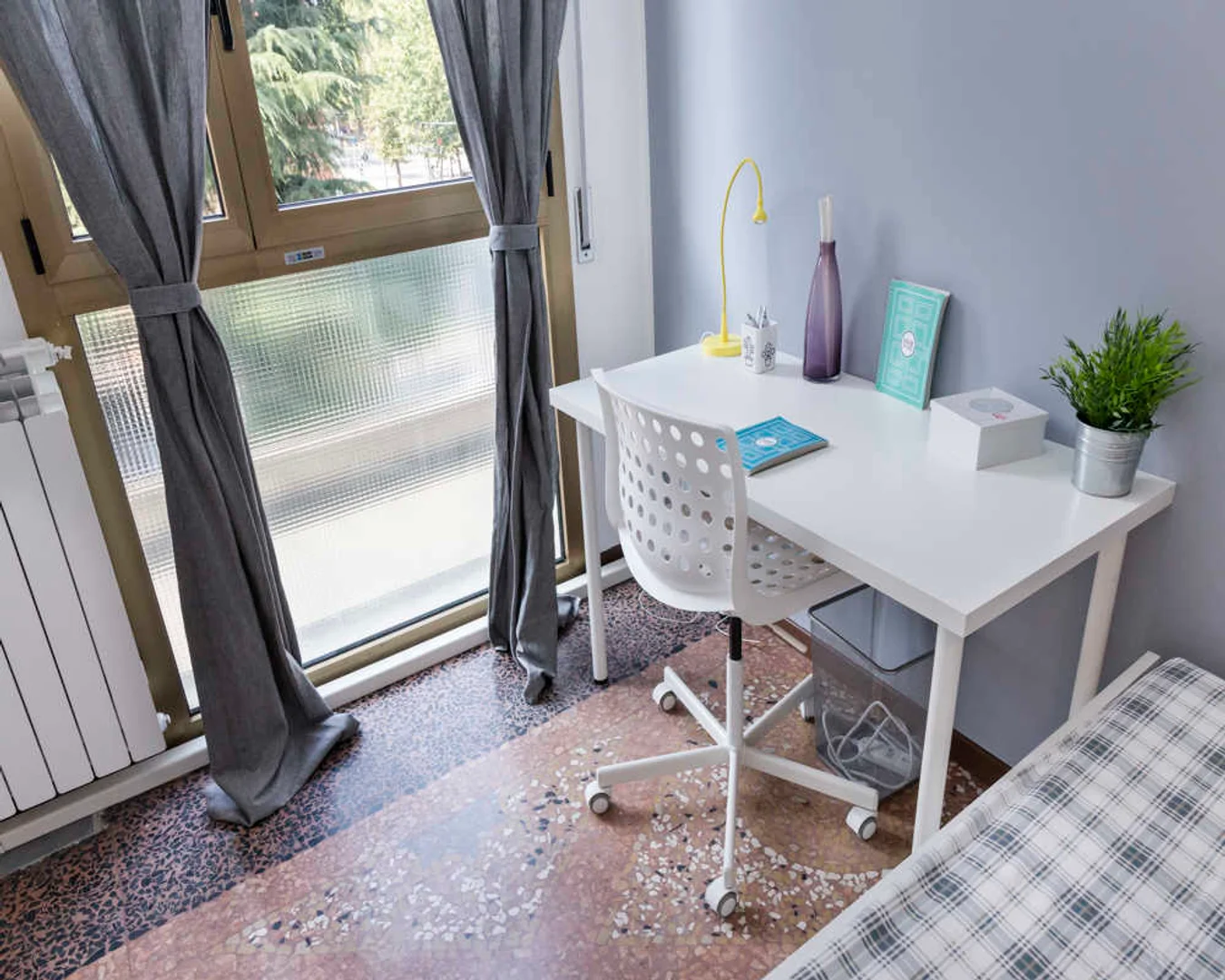Funktionelles Studentenzimmer perfekt zum Studieren in 
