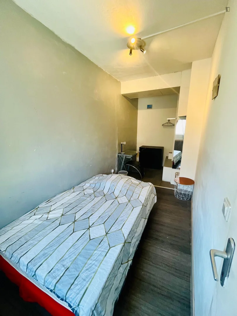 Zimmer in Studentenwohnung in zu vermieten, voll möbliert