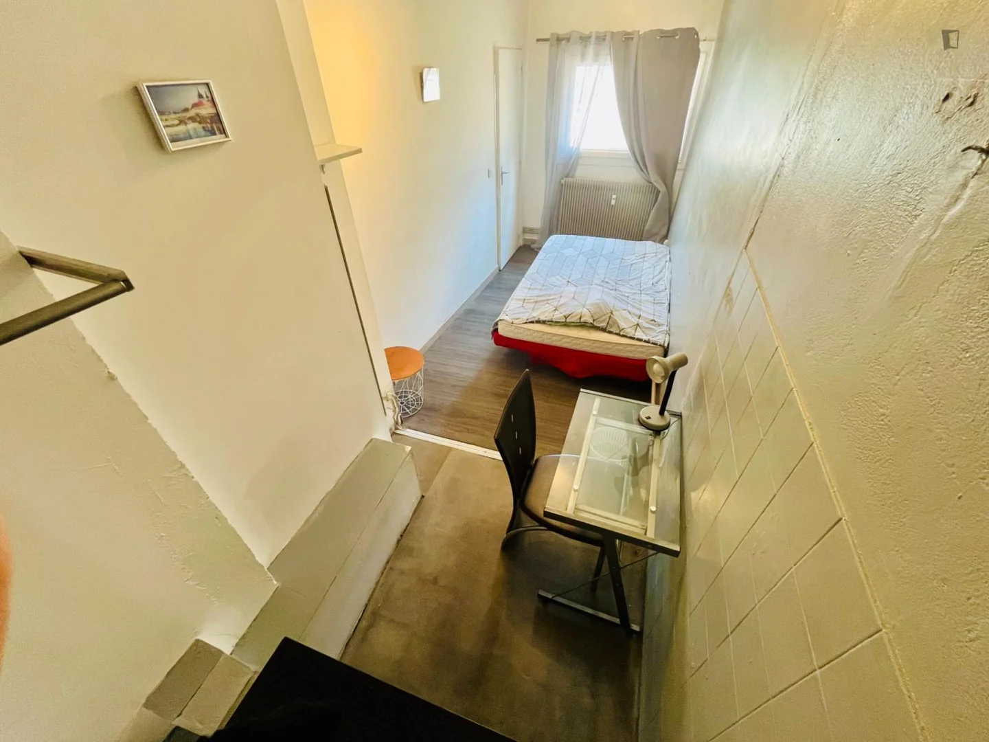 Bezahlbares Zimmer fĂĽr Studenten mit ausreichender Beleuchtung in